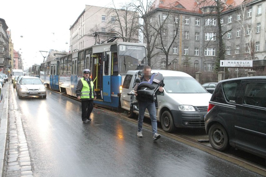 Wypadek tramwaju i dwóch aut na Traugutta