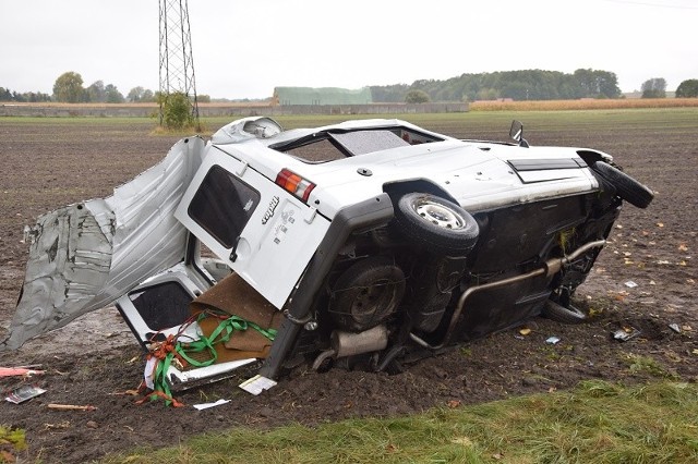 Ostatecznie renault zatrzymało się na polu uprawnym.