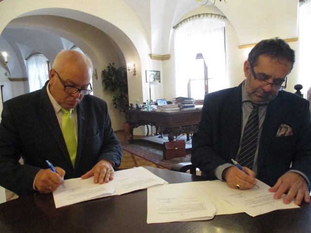 Maciej Stefański, prezes WFOŚiGW (z lewej)  i prof. Marek Masnyk, rektor UO, podpisują porozumienie o współpracy w sprawie Pomologii