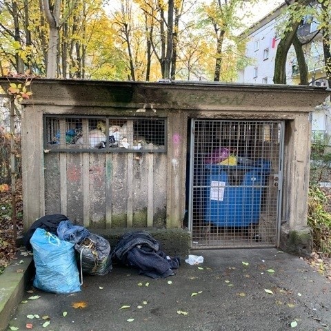 Kraków. Ogromna sterta śmieci w rejonie Hali Targowej. Mieszkańcy są oburzeni [ZDJĘCIA]
