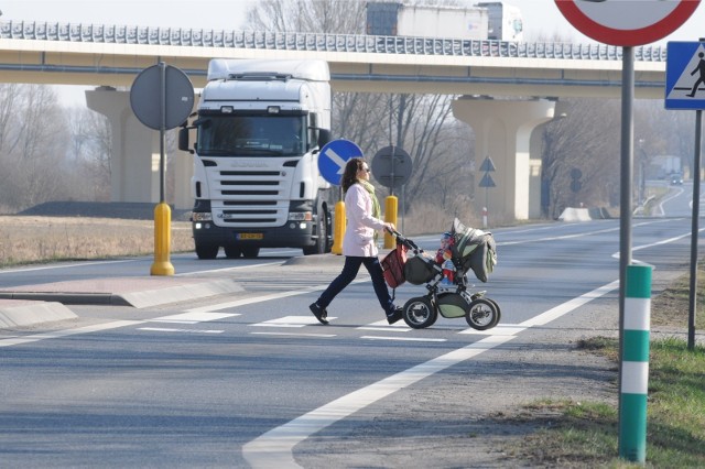 Polskie drogi są jednymi z najniebezpieczniejszych w Europie i to nie za sprawą swojego stanu, a kierowców których za kierownicą często ponosi brawura, a przepisy drogowe traktują umownie. Tę sytuację ma poprawić nowelizacja ustawy Prawo o ruchu drogowym. Dokument obowiązuje od 1 czerwca 2021 roku. Dzięki tym regulacjom bezpieczeństwo zarówno kierowców jak i pieszych powinno się poprawić.