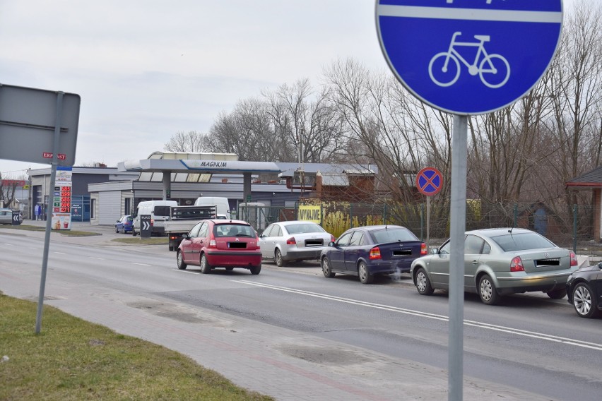 Kolejki na stacjach benzynowych w Żninie.