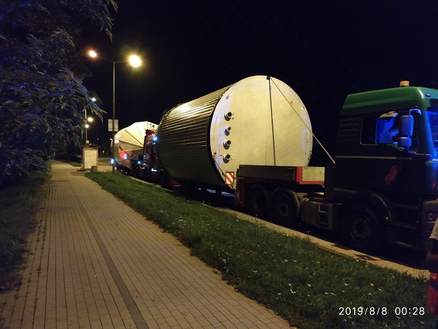 Tarnów. Ciężarówki z potężnym ładunkiem na kilkadziesiąt minut zablokowały al. Jana Pawła II