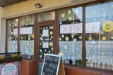 Ozdobili radosnymi buźkami okna pierogarni, aby nawiązać do akcji włoskich dzieci 