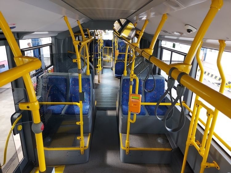 Autobus ma 18 metrów długości. Posiada 41 miejsc siedzących...