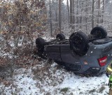 Dachowanie osobówki na trasie Budzyń-Dziewoklucz. Jedna osoba poszkodowana