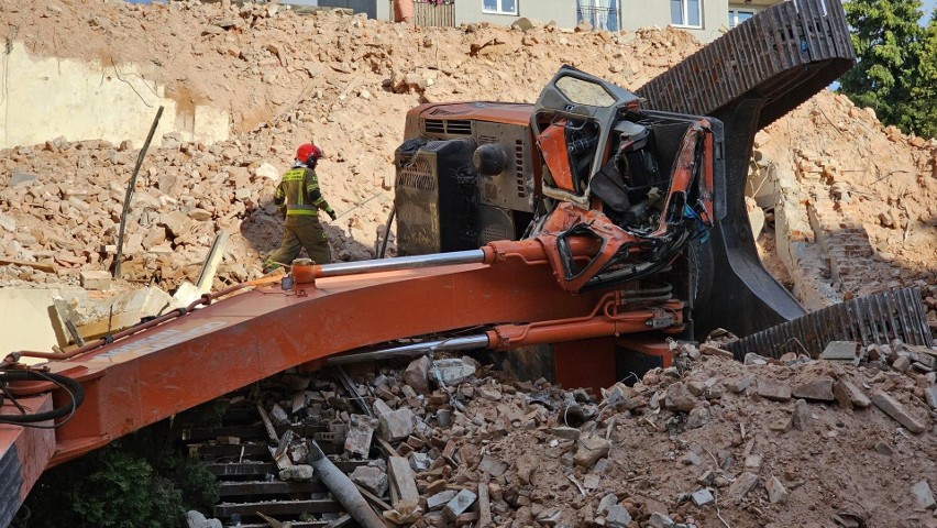 Tragiczny wypadek podczas rozbiórki budynku ZETO przy ulicy Śniadeckich w Kielcach. Operator nie żyje! Bardzo trudna akcja służb