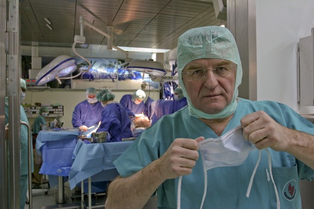 Prof. Sadowski na sali operacyjnej