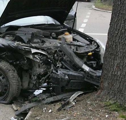 Kierowca zginął na miejscu. Dwójka pasażerów trafiła do szpitala. Stan jednego z mężczyzn jest poważny.