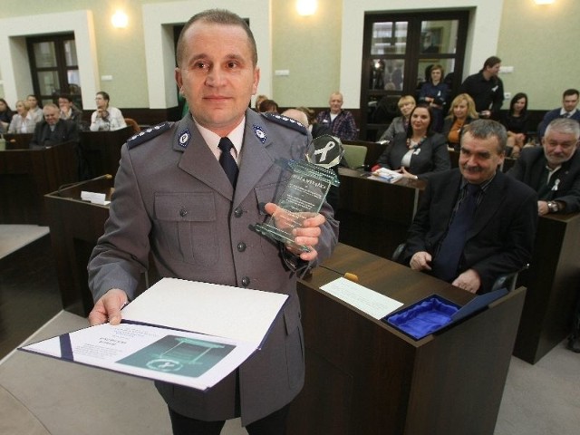 Statuetką za zaangażowanie w działania przeciwko przemocy został nagrodzony dzielnicowy Roman Szymkiewicz z Komendy Miejskiej Policji.