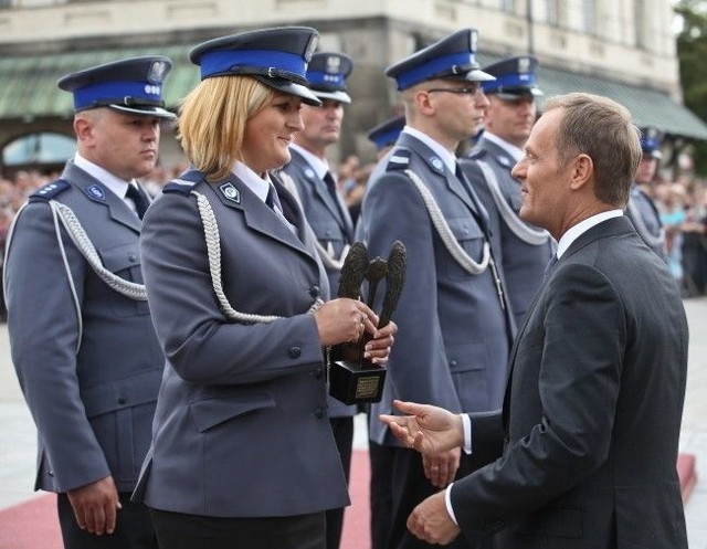 Starszy sierżant Anna Dulemba odbiera statuetkę i gratulacje od premiera Donalda Tuska. Uroczystości odbyły się w sobotę w Warszawie.