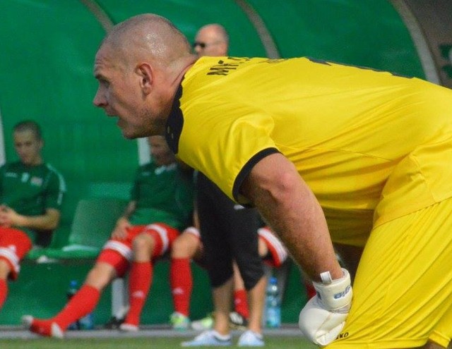 Bramkarz Sokoła Nisko Tomasz Wietecha (żółty strój) miał sporo pracy w spotkaniu z Izolatorem Boguchwała. Wielka szkoda, że nasza drużyna nie zdobyła choćby jednego punktu.