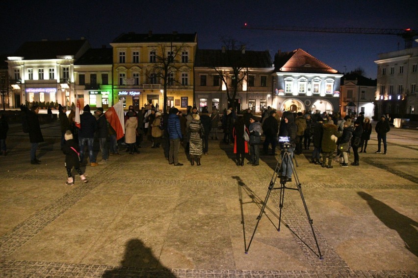 Protest przeciwników szczepień w Kielcach. Kilkadziesiąt osób maszerowało ulicą Sienkiewicza [WIDEO, ZDJĘCIA]