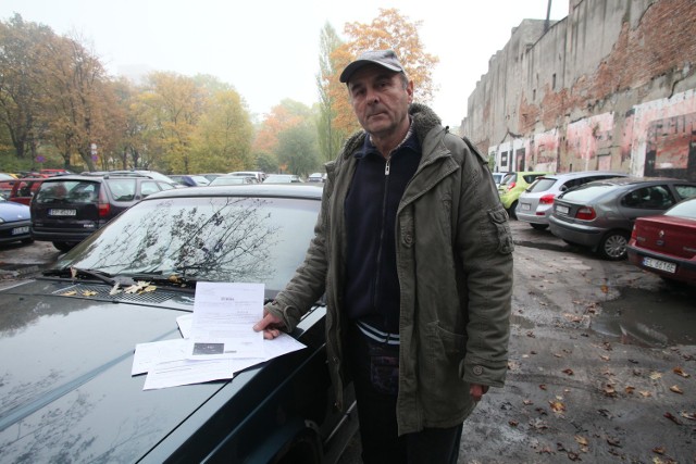 Pan Andrzej Kędzierski jest zbulwersowany tym, że żąda się od niego zapłaty mandatu z fotoradaru. Na zdjęciu jest nie jego auto