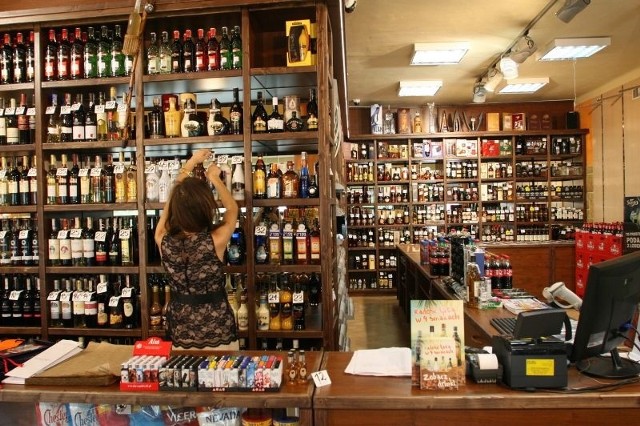 Sklepy specjalistyczne z alkoholem, jak CMT Alkohole Prestiż w Kielcach, okazują się być dobrym pomysłem na biznes. Klienci nadal zwracają uwagę na ceny, ale próbują też nowych alkoholi.