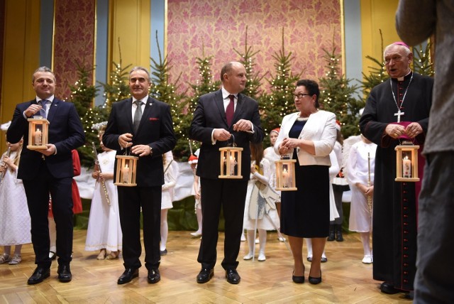 W Dworze Artusa odbyło się tradycyjne spotkanie opłatkowe samorządowców i parlamentarzystów naszego regionu oraz przedstawicieli różnych instytucji w nim działających. Oprawę artystyczną przygotowali uczniowie Państwowej Szkoły Muzycznej I i II stopnia im. Juliusza Zarębskiego w Inowrocławiu oraz zespół wokalny Polskie Kwiaty z Brąchnówka w powiecie toruńskim.