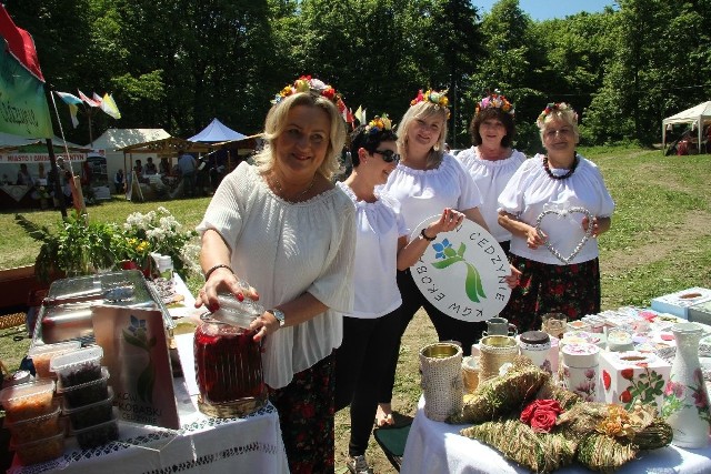 Pyszne produkty oferowały panie z Koła Gospodyń Wiejskich Ekobabki w Cedzynie: Alicja, Agnieszka, Magda, Jadwiga i Grażyna.