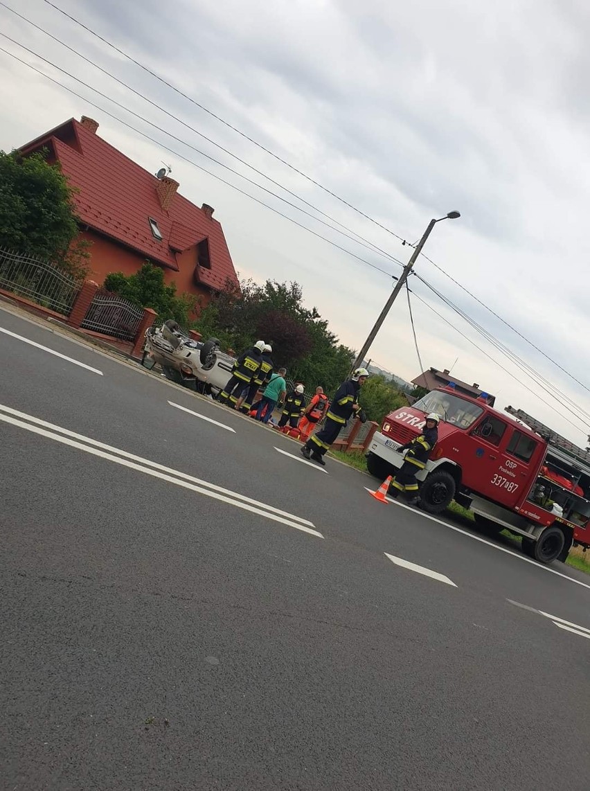 Na drodze krajowej w Domiarkach w gminie Iwanowice dachował...