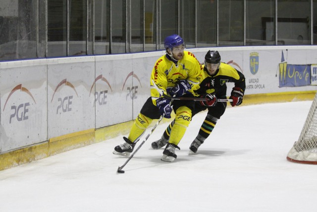 Jared Brown (na pierwszym planie) i jego koledzy w pierwszej rundzie na własnym lodowisku pokonali ekipę z Katowic 4:2.