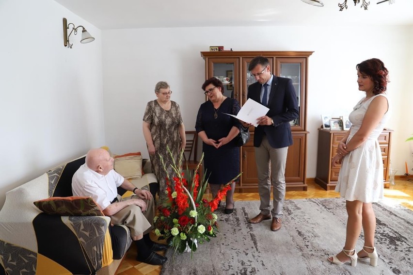 Ryszard Karwacki z Ostrołęki obchodził setne urodziny. Były kwiaty i życzenia