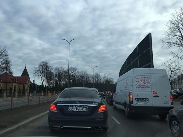 - Autobusy stoją w korku - kontynuuje Internauta. - Wyjazd...