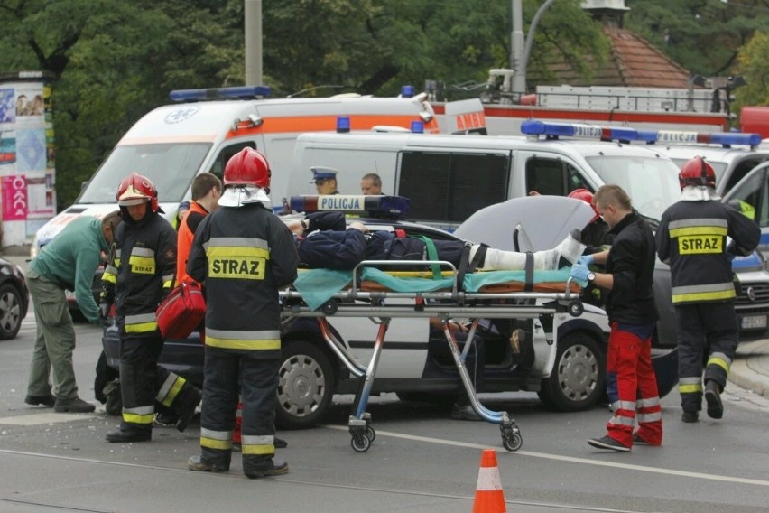Wrocław, Wypadek z udziałem radiowozu na skrzyżowaniu...