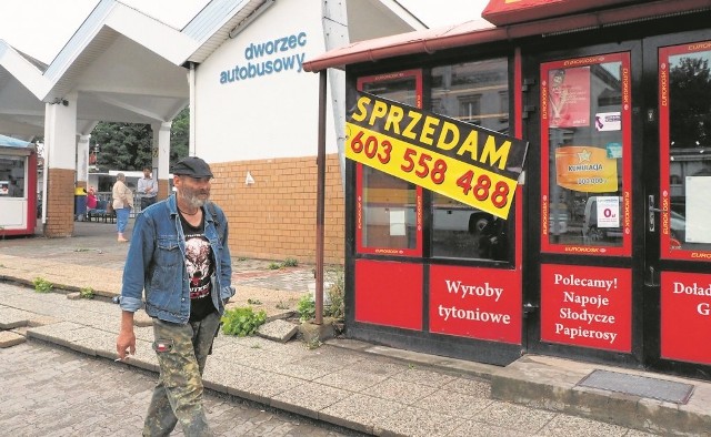 - Te kioski bardzo szpecą. Ich czas minął i gdy tylko wygasną wszystkie umowy z ich dzierżawcami , nie przedłużymy ich, a kioski  zostaną stąd usunięte - zapowiada Tomasz Stroński, prezes  PKS w Koszalinie.