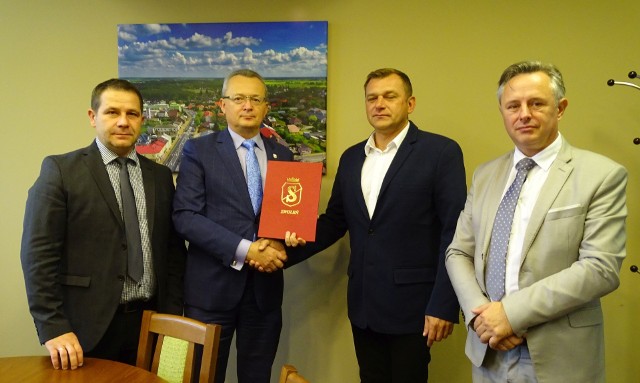 Umowa podpisana została we wtorek, 27 września, w siedzibie Urzędu Miejskiego w Zwoleniu.