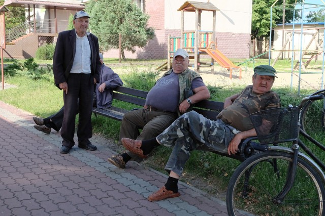 Ta ławeczka w centrum Kleszczel jest zajęta w każde popołudnie. Zbierają się tutaj starsi panowie. Po lewej stoi 80-letni Jan, a po prawej siedzi 59-letni Aleksy. - Mamy ławeczkę jak w Wilkowyjach - śmieją się. - Tylko mamrota nie pijemy.