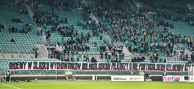 W sobotę kibice wywiesili za bramką wielki napis: "Chcemy w Śląsku wychowanków, dolnośląskich piłkarzy, a nie portugalskich kelnerów czy hiszpańskich sklepikarzy"