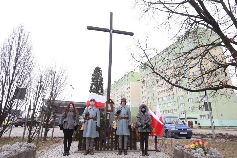 Uroczystości odbyły się także pod krzyżem przy ul....