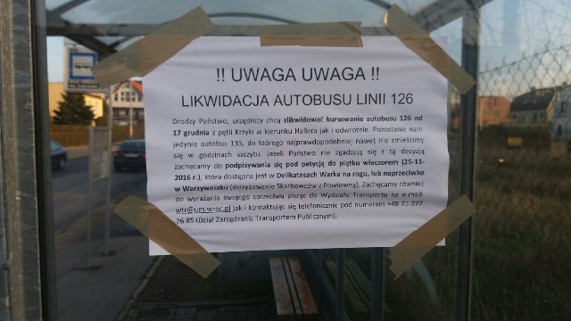 W sklepie na rogu Skarbowców i Powiewnej mieszkańcy podpisują listę i sprzeciwiają zmianom na trasie linii 126. Michał Stępniak też sam porozwieszał informacje na przystankach.