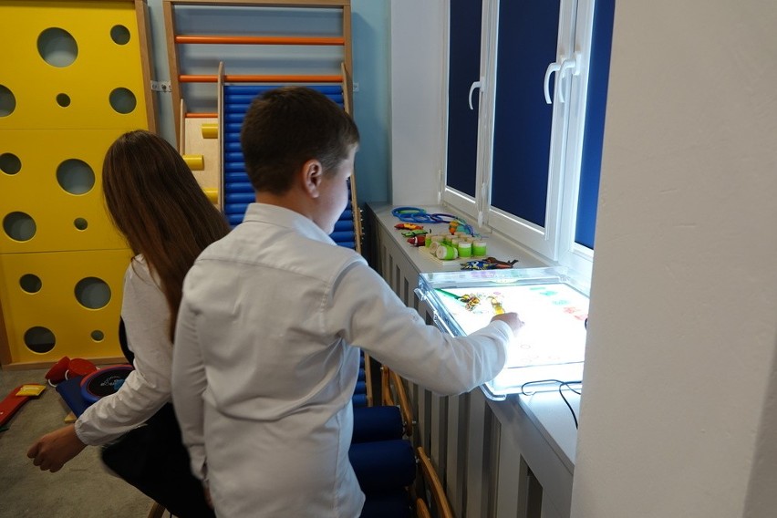 Krakowski Holding Komunalny ufundował salę sensoryczną dla SP nr 142 w Krakowie. To bezcenne wsparcie terapeutyczne dzieci i młodzieży