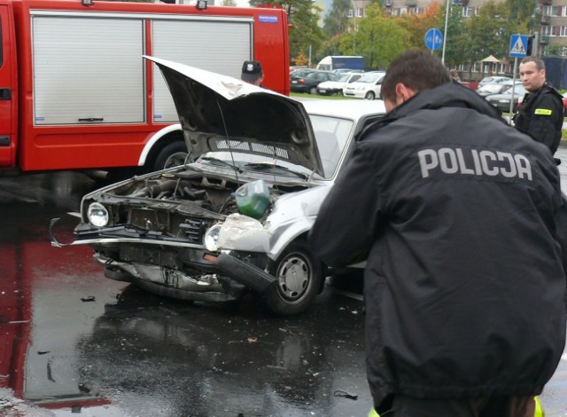 Srebrny golf po wypadku miał zmiażdżoną maskę.