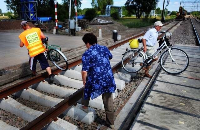 Prace remontowe na przejeździe kolejowym przy ulicy Równinnej są uciążliwe także dla pieszych