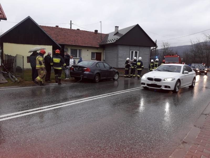 Barcice wypadek. Samochód wypadł z drogi i uderzył w ogrodzenie [ZDJĘCIA]