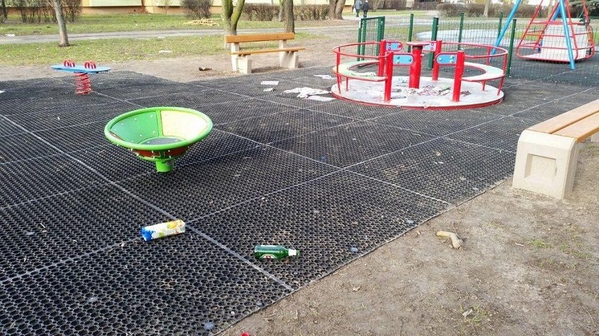 Wandale zniszczyli nowy plac zabaw w Tarnobrzegu. Apel prezydenta: "Dbajmy o nasze otoczenie"