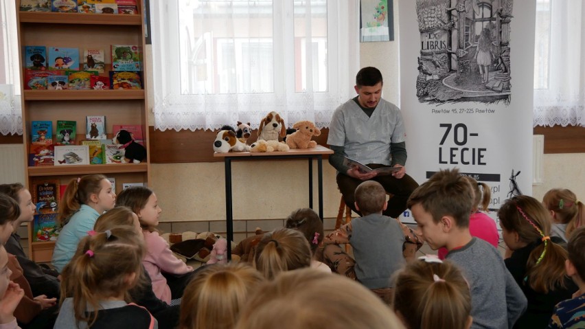 Ciekawe zajęcia dla dzieci w biblioteki w Pawłowie z weterynarzem i pielęgniarką. Mnóstwo chętnych. Zobacz zdjęcia