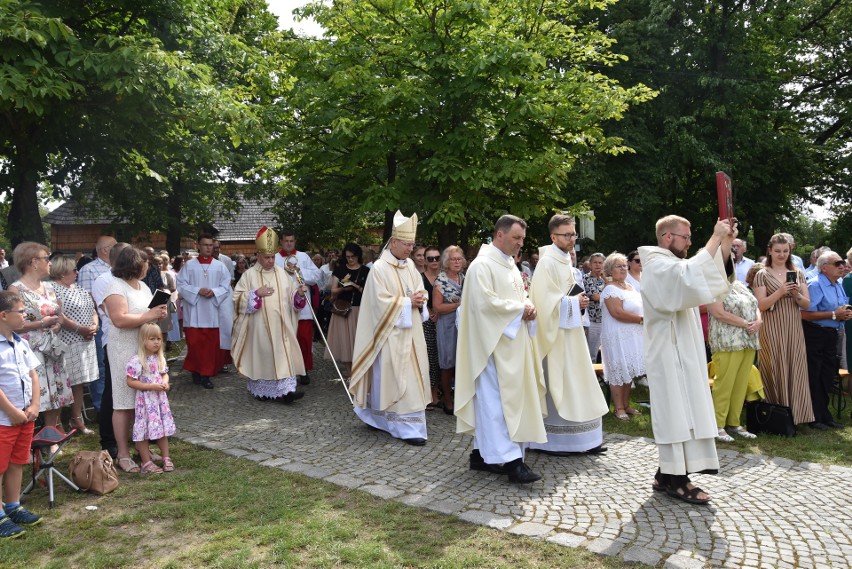 Tradycja pielgrzymowania do kościoła św. Anny w Oleśnie trwa...