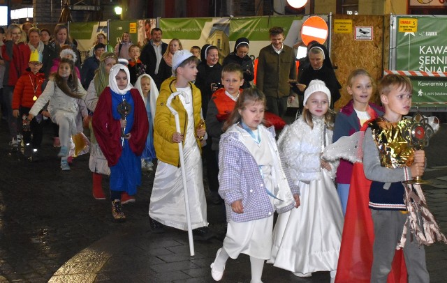 Ulicami Starego Miasta w Oświęcimiu przeszedł korowód świętych z udziałem dzieci i ich rodziców