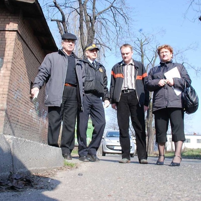 - Tutaj brakuje chodnika - alarmował Jerzy Kroker, szef rady osiedlowej (z lewej).