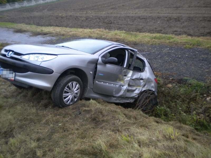 Peugeot zderzył się z tirem.