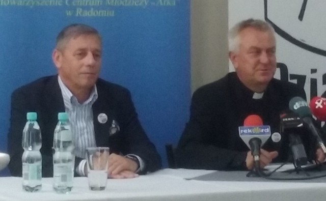 Do działań lokalnych zachęcali wczoraj Zbigniew Banaszkiewicz (z lewej) i ksiądz Andrzej Tuszyński.
