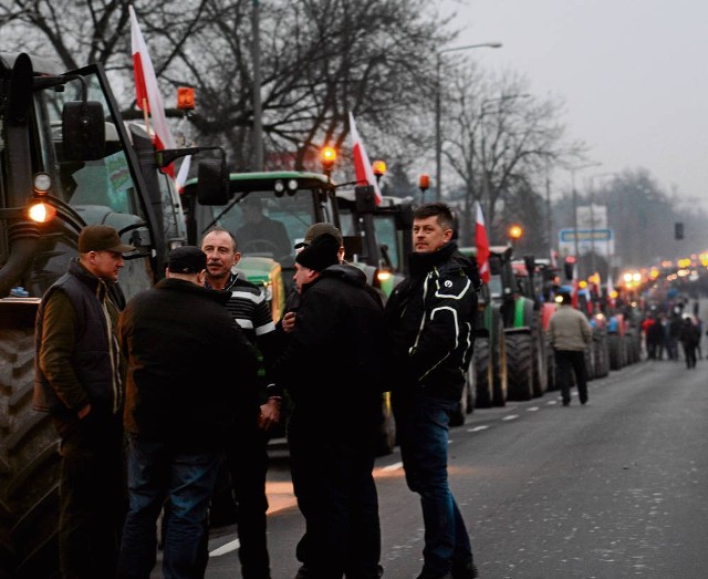 Rolnikom nie udało się zablokować stolicy. Utknęli w Zakręcie