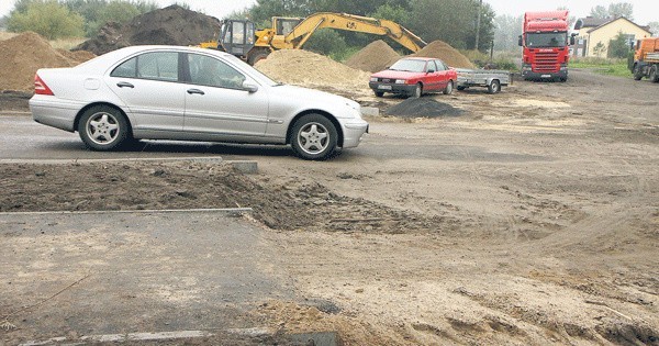 Ulica Wylotowa kończy się skrzyżowaniem z ulicą Zachodnią, która nadal jest polną drogą. Władze powiatu zapowiadają jednak, że asfalt pojawi się tu w 2012 roku. 