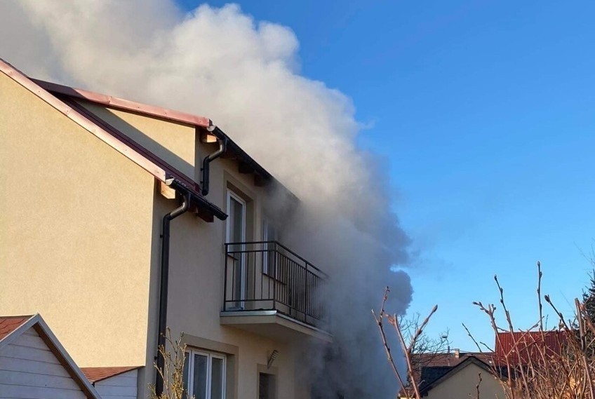 Pożar budynku mieszkalnego w Łęgowie 10.01.2022 r. Strażacy na miejscu