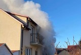 Pożar budynku mieszkalnego w Łęgowie 10.01.2022 r. Strażacy na miejscu