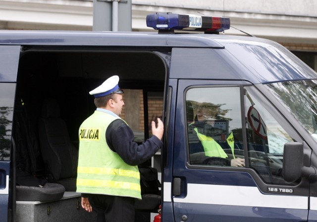 Wypadek w Kąkolewnicy: VW uderzył w drzewo. Jedna osoba nie żyje