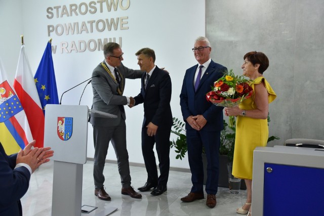 Starosta Waldemar Trelka odbiera gratulacje od przewodniczącego rady Krzysztofa Murawskiego. Więcej na kolejnych zdjęciach.