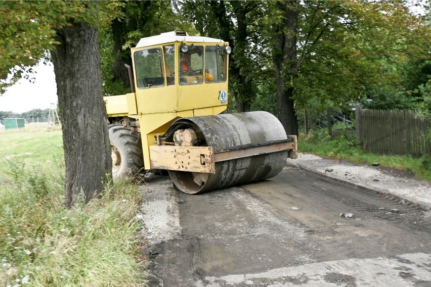 Wrocław: Skanska skończyła remont i "zwija" swój asfalt w Leśnicy (ZDJĘCIA)